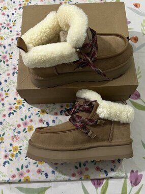 UGG Tan Suede Fur-Lined Platform Lace-Up Snow Boots EU 38